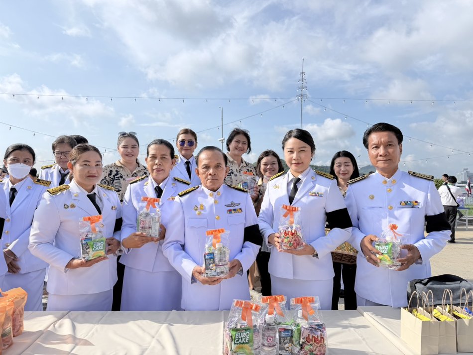 ร่วมพิธีเจริญพระพุทธมนต์ บำเพ็ญพระราชกุศลและตักบาตรข้าวสารอาหารแห้ง เพื่อถวายเป็นพระราชกุศลแด่สมเด็จพระนางเจ้าฯ พระบรมราชินี