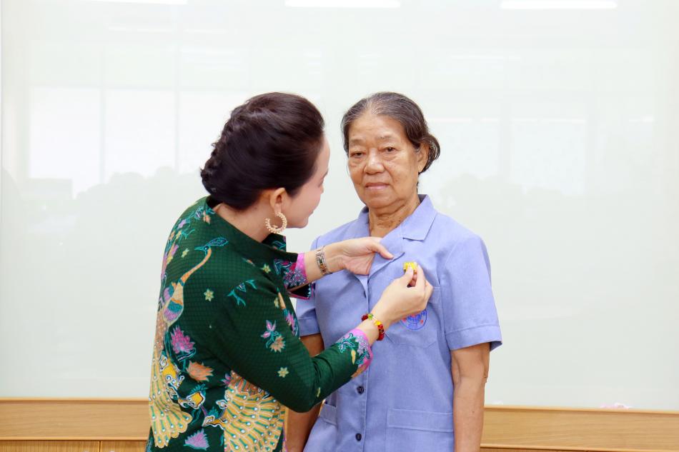 พิธีมอบเข็มที่ระลึกให้กับอาสาสมัครสาธารณสุขประจำหมู่บ้านตำบลตะกุด ที่ปฏิบัติงานครบ 30ปี และ 40ปี เนื่องในงานวันอาสาสมัครสาธารณสุขแห่งชาติ